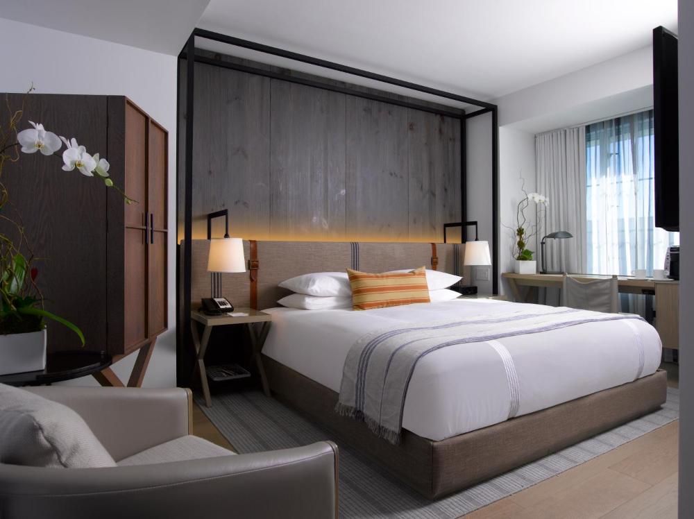 Superior King Room interior