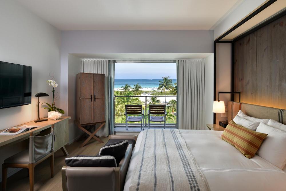 Deluxe King Room interior